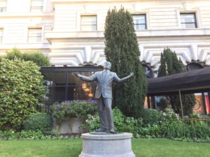 Tony Bennett statue in front of the Fairmont Hotel